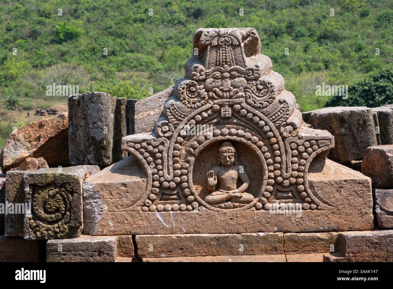 Deails of the Chaityagriha près du monastère 2 sur le site archéologique Udayagiri. Udayagiri est composé de stupas et monastères majeurs. Banque D'Images Deails of the Chaityagriha près du monastère 2 sur le site archéologique Udayagiri. Udayagiri est composé de stupas et monastères majeurs. Banque D'Images