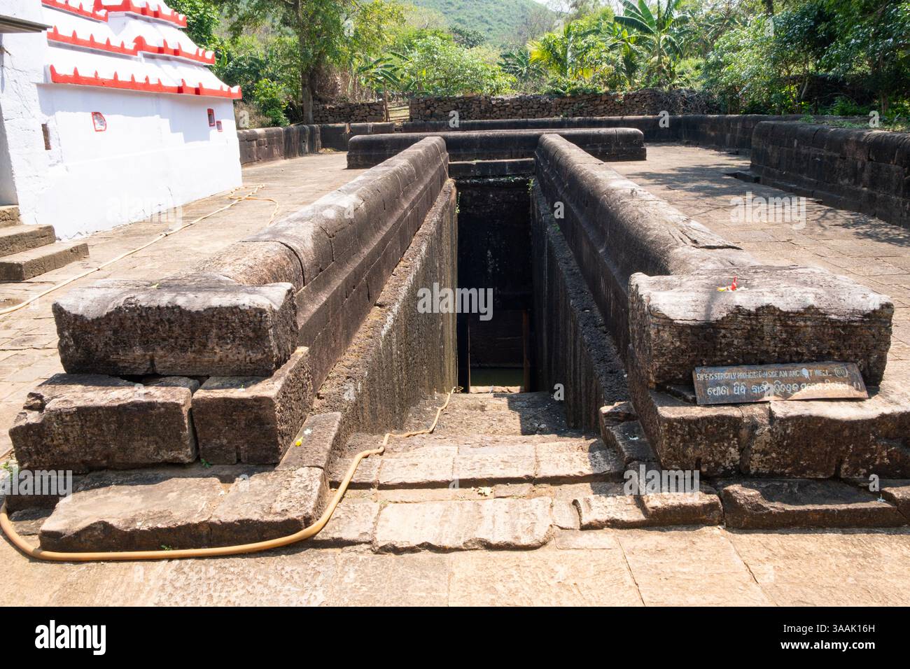 Le puits de pierre de marche sur le site archéologique d'Udayagiri. Udayagiri est composé de stupas et monastères majeurs. Banque D'Images Le puits de pierre de marche sur le site archéologique d'Udayagiri. Udayagiri est composé de stupas et monastères majeurs. Banque D'Images