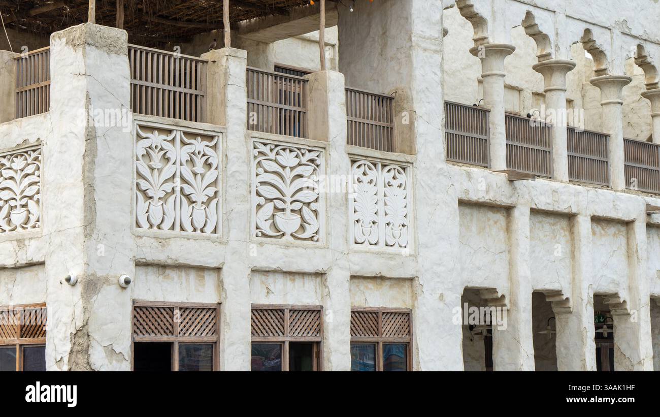 Ornement sculpté sur le mur d'un bâtiment dans la vieille ville de Dubaï ou la ville ou le vieux village Al Seef Khor dans le quartier Al Fahidi, Émirats arabes Unis. Banque D'Images