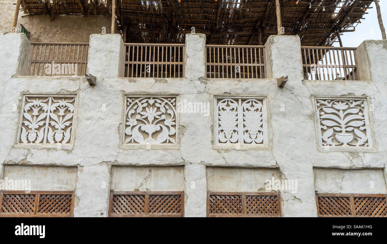 Ornement sculpté sur le mur d'un bâtiment dans la vieille ville de Dubaï ou la ville ou le vieux village Al Seef Khor dans le quartier Al Fahidi, Émirats arabes Unis. Banque D'Images