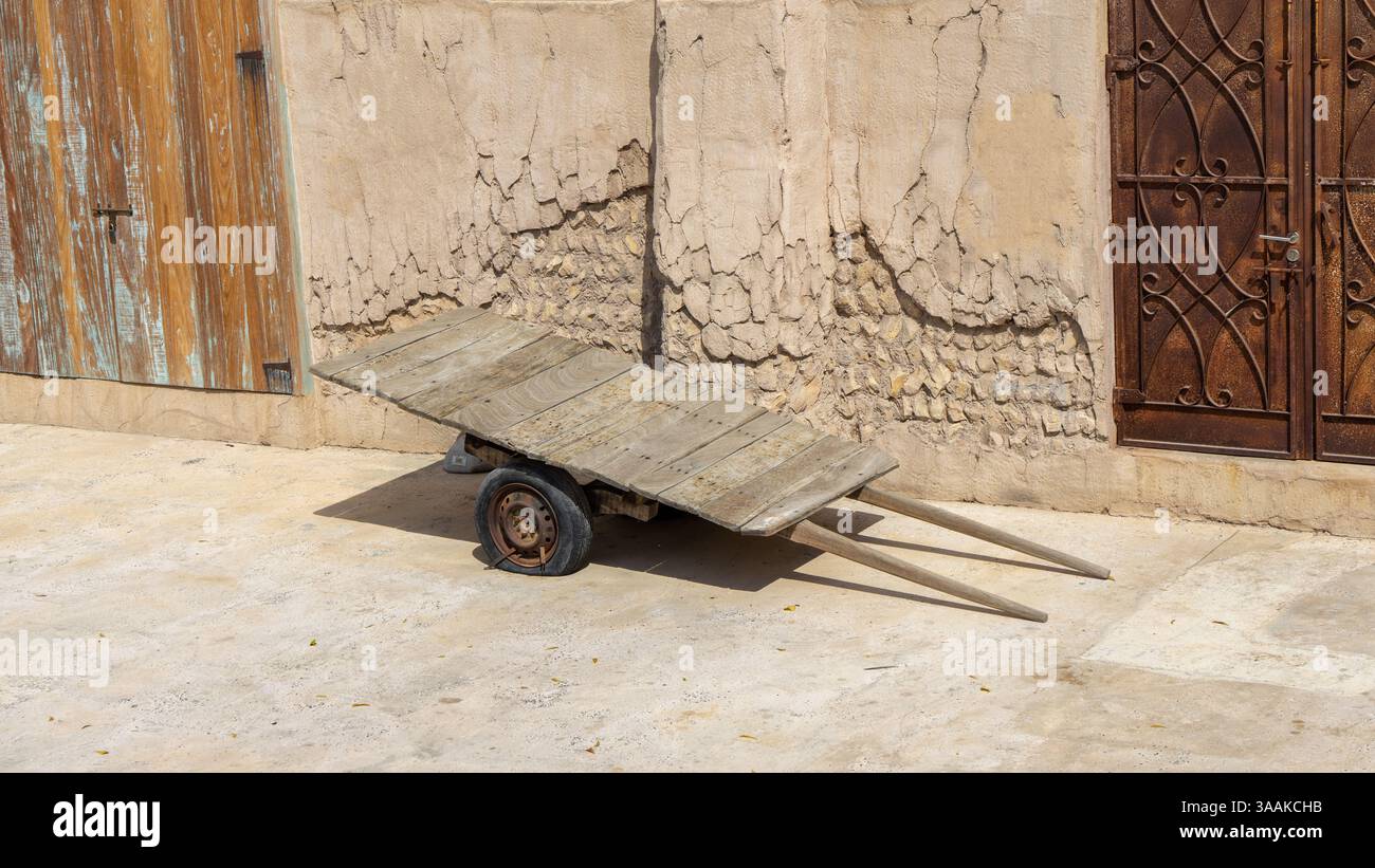 Vieux chariot en bois sur la rue de Dubaï vieille ville ou ville ou vieux village Al Seef Khor dans le quartier Al Fahidi, Émirats arabes Unis. Banque D'Images