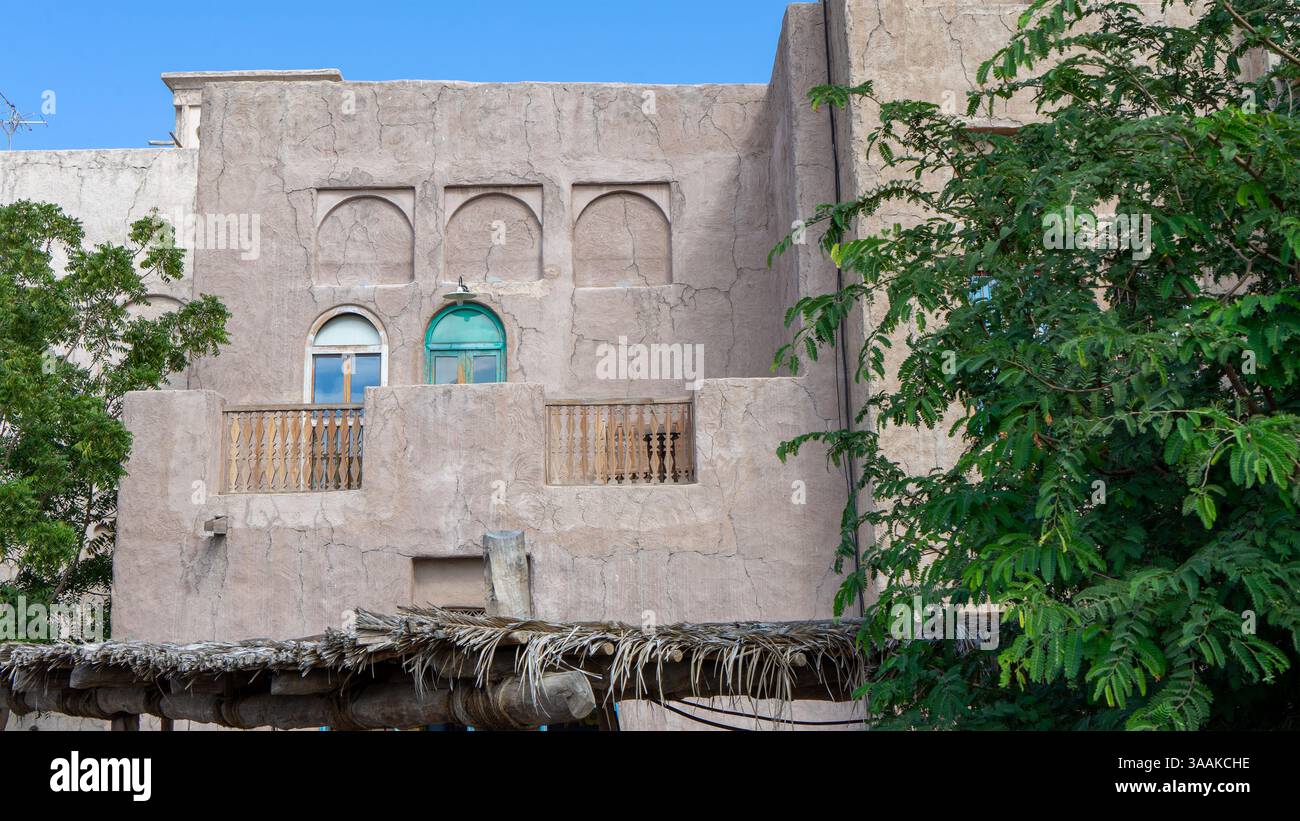 Bâtiment sur la rue de Dubaï vieille ville ou ville ou vieux village Al Seef Khor dans le quartier Al Fahidi, Émirats arabes Unis. Banque D'Images
