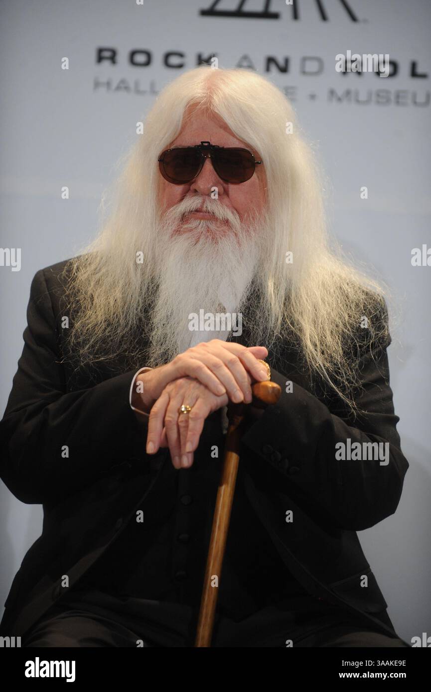 NEW YORK, NY - 14 MARS : Elton John Leon Russell à la 26e cérémonie annuelle d'intronisation du Rock and Roll Hall of Fame au Waldorf Astoria le 14 mars 2011 à New York... personnes : Elton John Leon Russell. (Crédit image : © SMG via ZUMA Wire) Banque D'Images