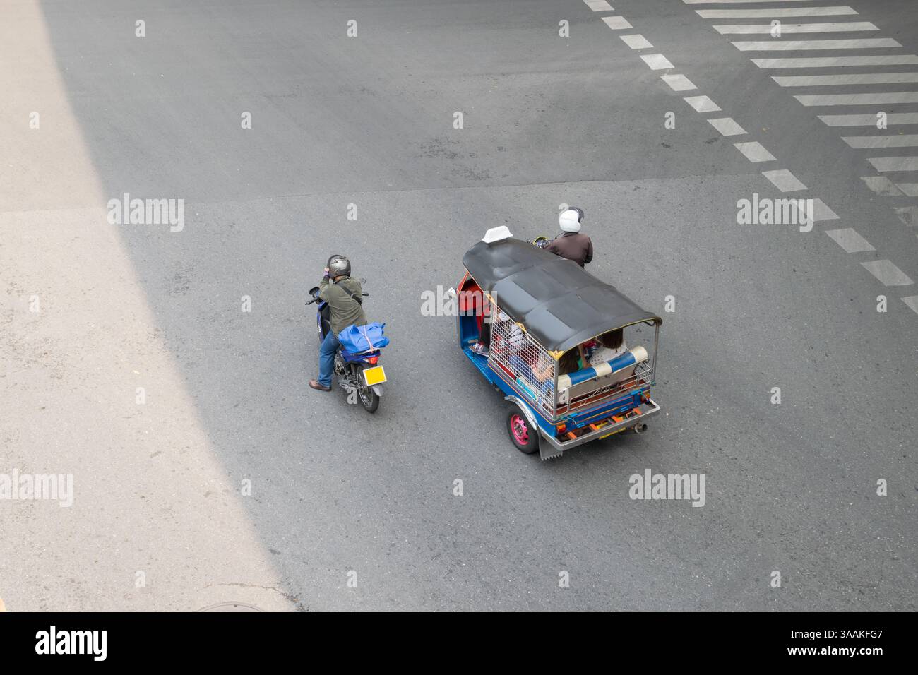 Thai TukTuk parking taxi dans la rangée sur la route à Bangkok, Thaïlande. Banque D'Images