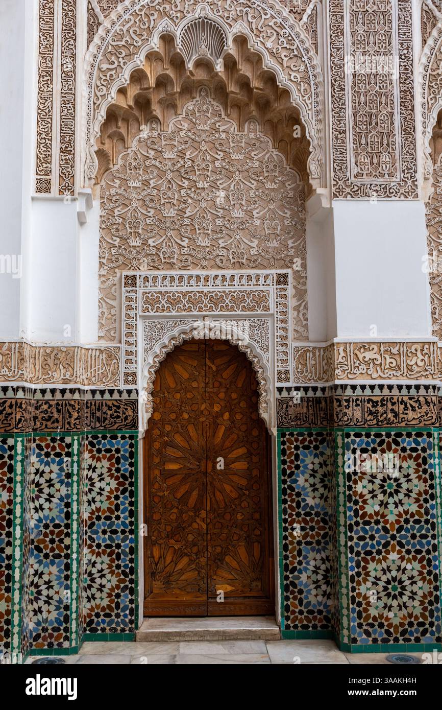 Marrakech, Maroc - 15 février 2025 : porte dans la Medersa Ben Youssef Banque D'Images