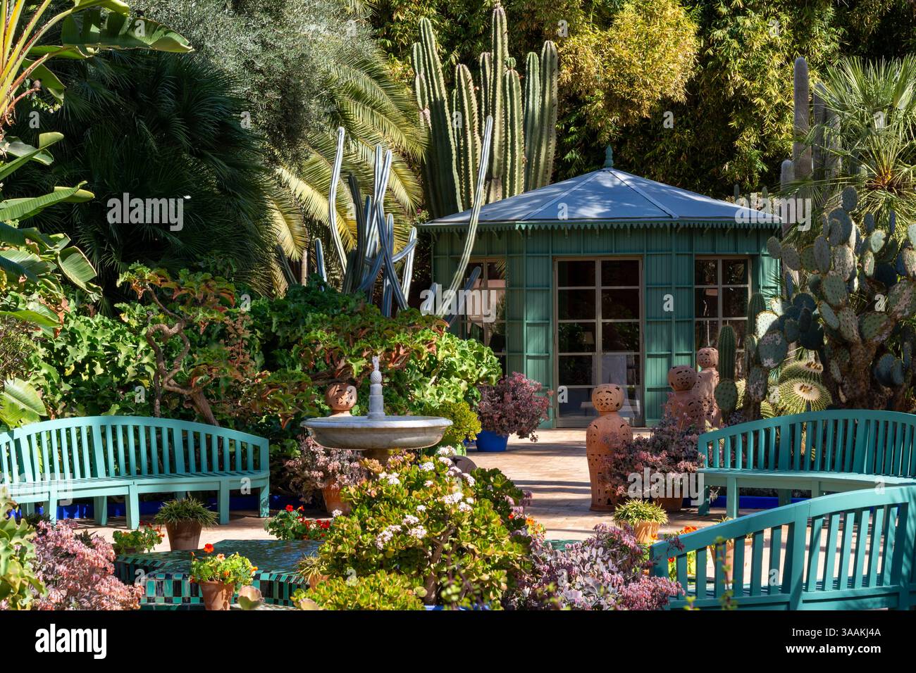 Marrakech, Maroc - 16 février 2025 : Maison de jardin entourée de fleurs Banque D'Images