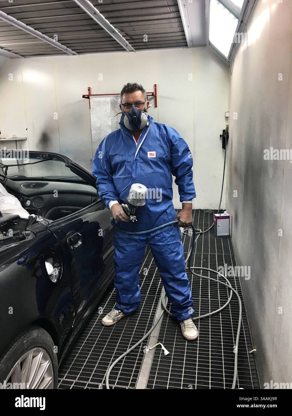 11 déc. 2017 - Paris, France - LOU of Pirate's MC (Club dissous), travail de réparation de véhicules et de peintre monte Harley Davidson Sportster 1200. Les motards MC contrastent avec les motards traditionnels à bien des égards. Quelques Ride Choppers, des motos modifiées et personnalisées, et dépouillées de certains de leurs accessoires d'origine. En général, c'est une façon de montrer le refus d'une grande partie des notions conventionnelles de la société politique et économique dans laquelle ils vivent. Les motards MC veulent être libres, sans contraintes, mais ils sont régis par des règles internes drastiques. Faire partie d’un MC est un véritable engagement. Bien que som Banque D'Images