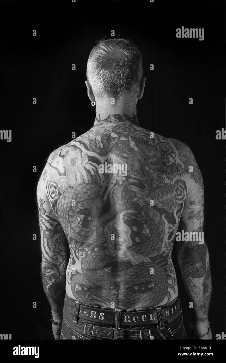 11 déc. 2017 - Paris, France - XAV de Pirate's MC (Club Dissout), poste de préposé au gymnase monte Victory Bagger. Les motards MC contrastent avec les motards traditionnels à bien des égards. Quelques Ride Choppers, des motos modifiées et personnalisées, et dépouillées de certains de leurs accessoires d'origine. En général, c'est une façon de montrer le refus d'une grande partie des notions conventionnelles de la société politique et économique dans laquelle ils vivent. Les motards MC veulent être libres, sans contraintes, mais ils sont régis par des règles internes drastiques. Faire partie d’un MC est un véritable engagement. Bien que certains membres MC puissent sembler Banque D'Images