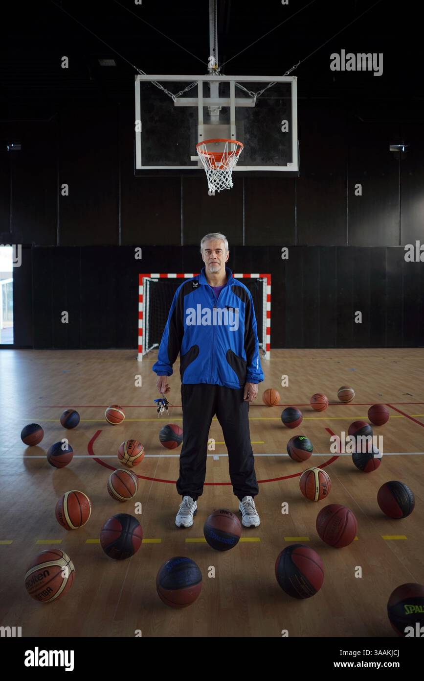 11 déc. 2017 - Paris, France - XAV de Pirate's MC (Club Dissout), poste de préposé au gymnase monte Victory Bagger. Les motards MC contrastent avec les motards traditionnels à bien des égards. Quelques Ride Choppers, des motos modifiées et personnalisées, et dépouillées de certains de leurs accessoires d'origine. En général, c'est une façon de montrer le refus d'une grande partie des notions conventionnelles de la société politique et économique dans laquelle ils vivent. Les motards MC veulent être libres, sans contraintes, mais ils sont régis par des règles internes drastiques. Faire partie d’un MC est un véritable engagement. Bien que certains membres MC puissent sembler Banque D'Images