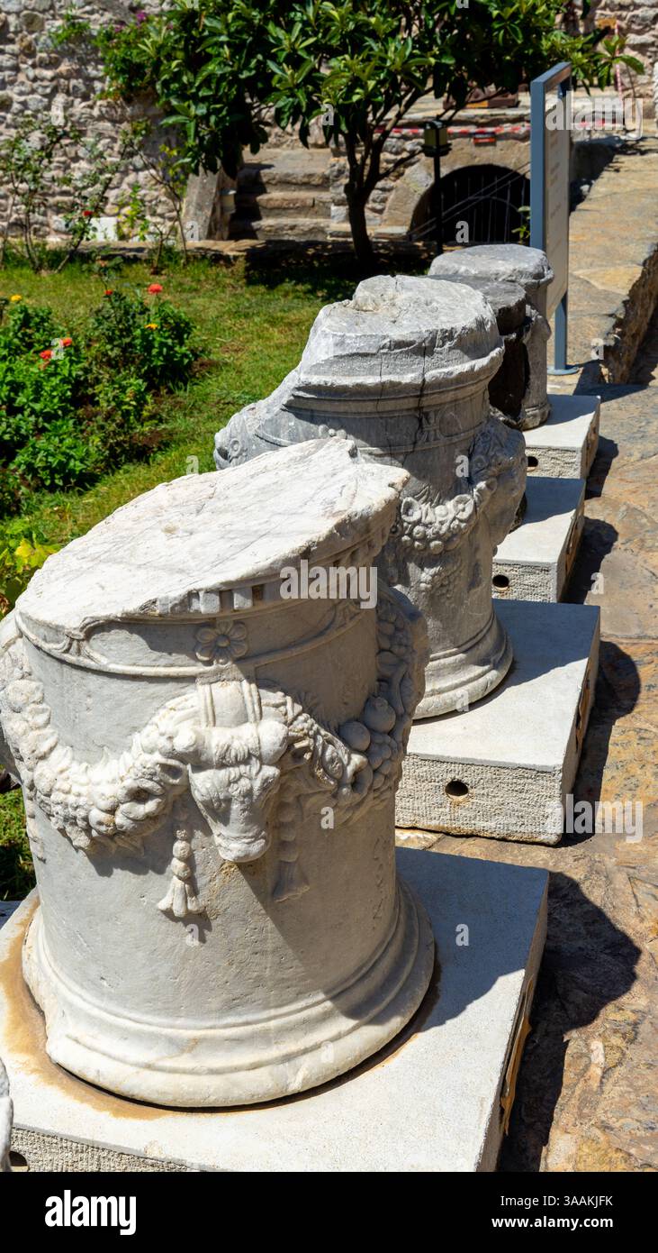 Restes des socles des statues dans le château de Marmaris est situé à Marmaris, Turquie. Fort est l'un des rares châteaux en Turquie, également musée. Vertical Banque D'Images