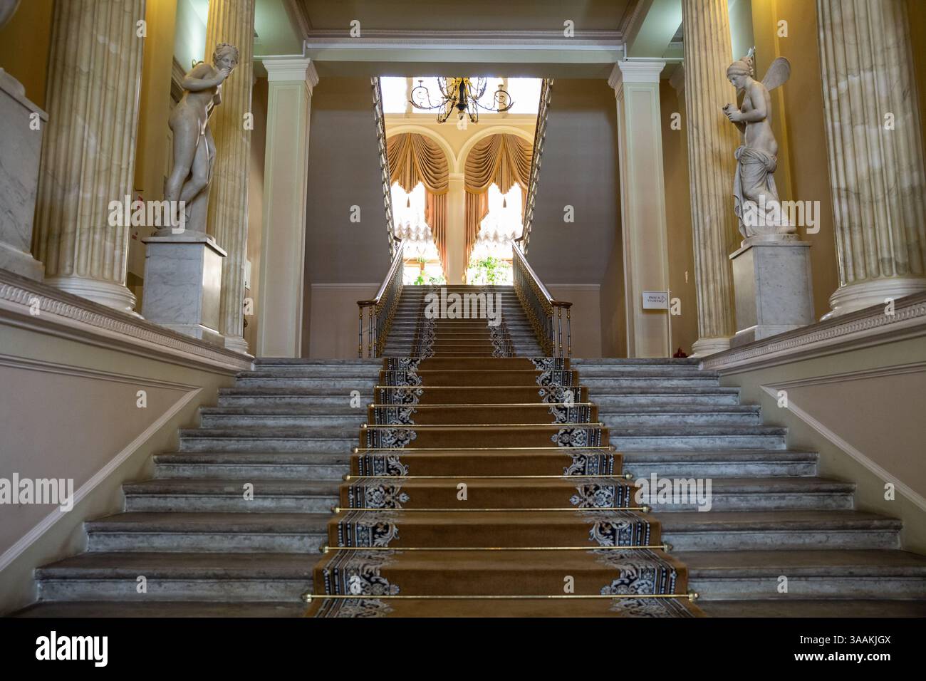 Saint-Pétersbourg, Russie - 16 août 2024 : intérieur du manoir du comte Zubov, Institut russe d'histoire de l'Art. Grand escalier Banque D'Images