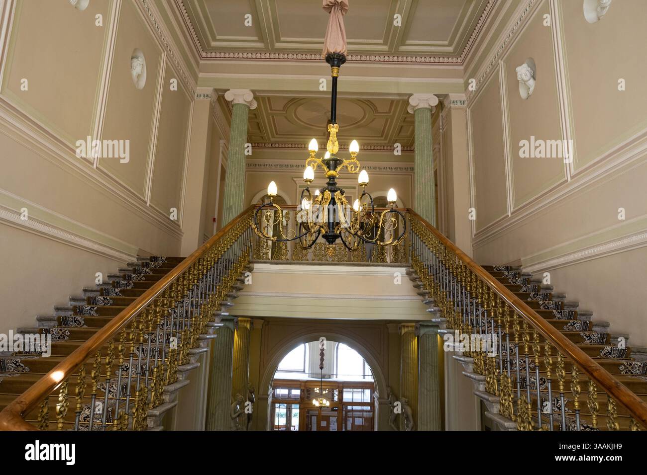 Saint-Pétersbourg, Russie - 16 août 2024 : intérieur du manoir du comte Zubov, Institut russe d'histoire de l'Art. Grand escalier et lustre Banque D'Images