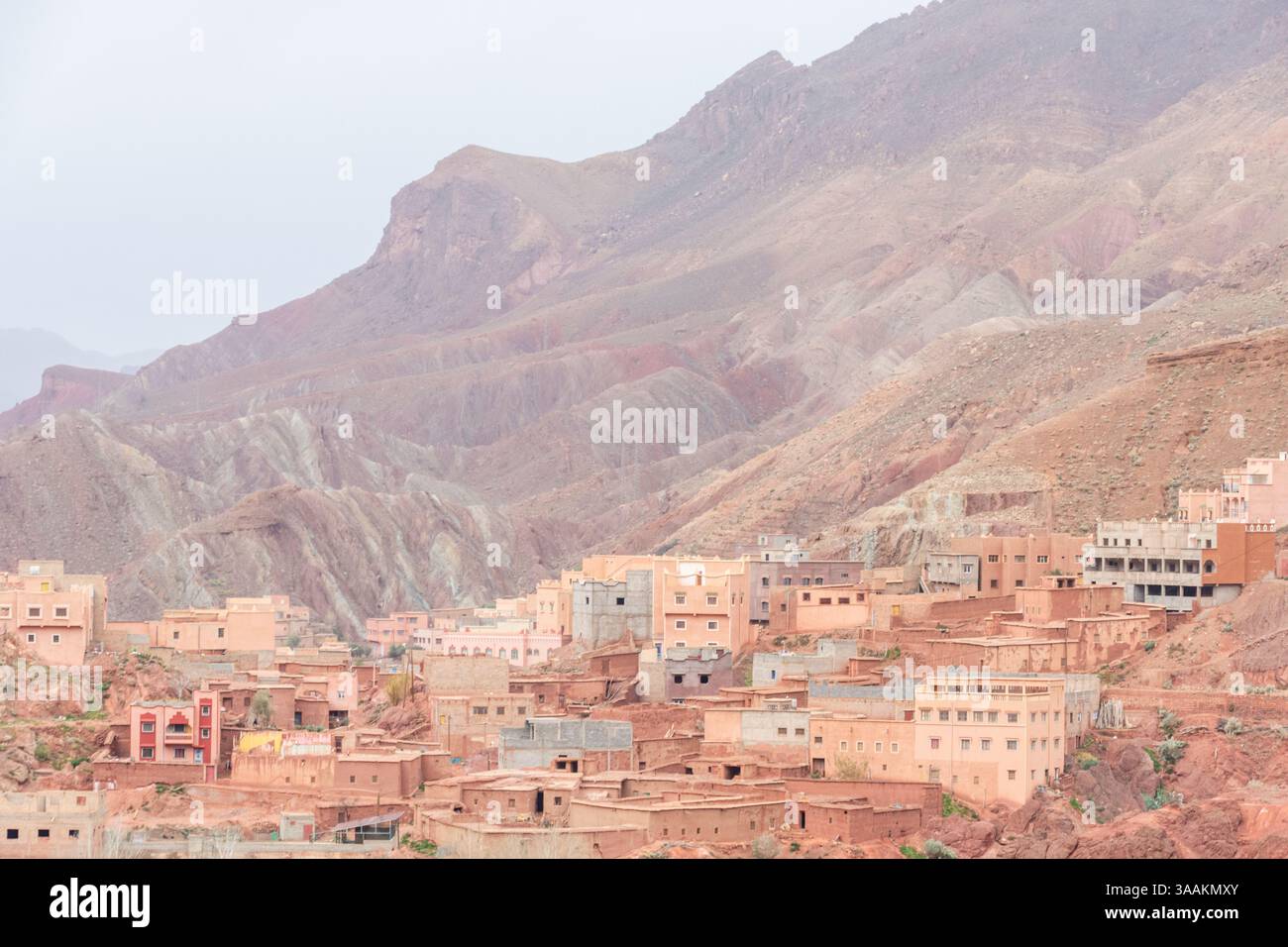 Vue d'un village dans la vallée du Dadès au Maroc Banque D'Images