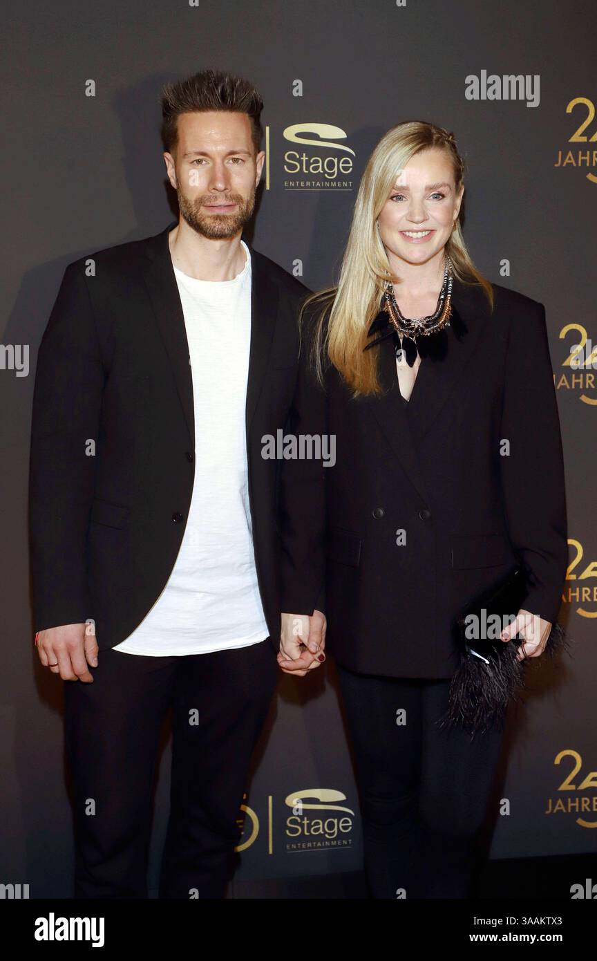 Kim-Sarah Brandts mit Partner Jan Riecken BEI der Premiere des comédies musicales Best of Musicals Live in concert im Stage Theater Neue Flora. Hambourg, 31.03.2025 *** Kim Sarah Brandts avec son partenaire Jan Riecken lors de la première de la comédie musicale Best of musical Live in concert au théâtre Neue Flora Hamburg, 31 03 2025 Foto :xgbrcix/xFuturexImagex Musicals_5335 Banque D'Images