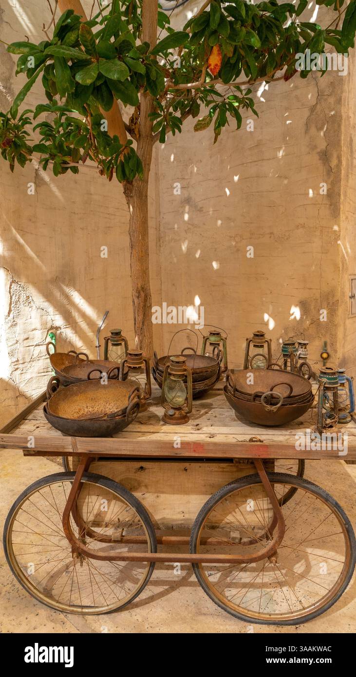 Décor de rue en forme de chariot avec bols en métal et vieilles lanternes vintage sur la rue dans la vieille ville de Dubaï, Émirats arabes Unis. Image verticale. Banque D'Images