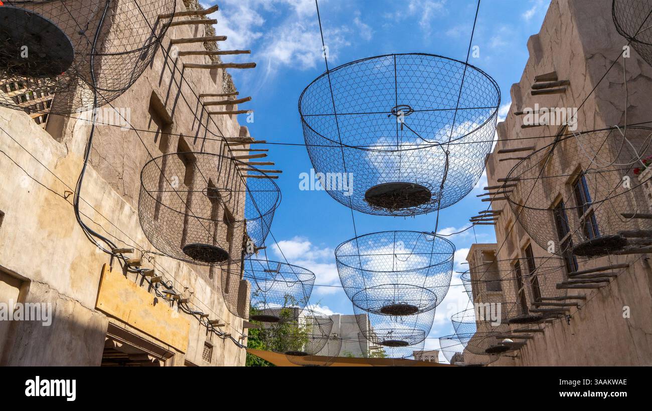 Décor extérieur en forme de paniers de poisson pour les pêcheurs arabes dans la rue dans la vieille ville de Dubaï, Émirats arabes Unis. Banque D'Images