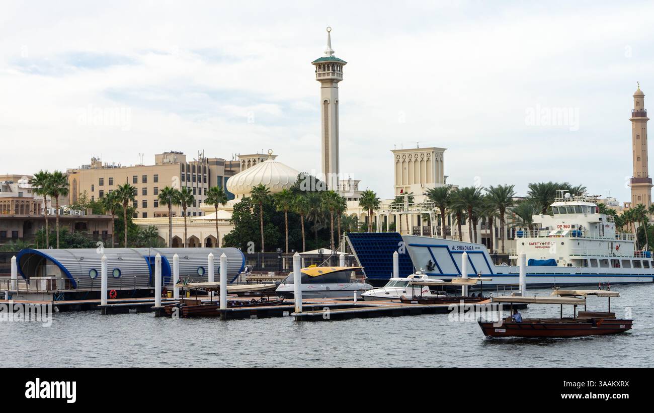 Mosquée Al Farooq dans le quartier historique d'Al Fahidi ou à Al Bastakiya, quartier historique de Dubaï, Émirats arabes Unis, Émirats arabes Unis. Al Fahidi Marine tra Banque D'Images