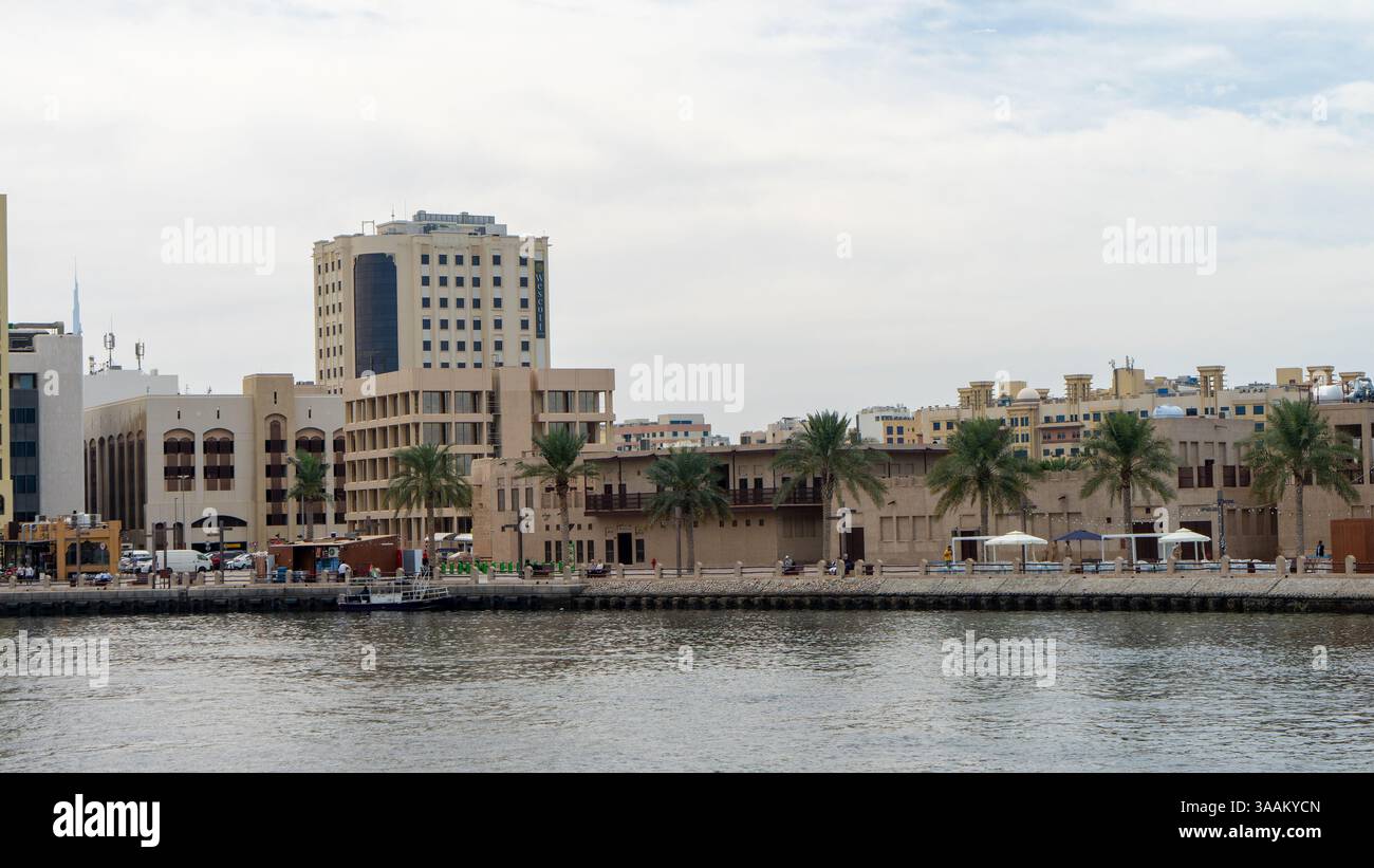 Bâtiments sur Dubai Creek, Émirats arabes Unis. Excursion aquatique. Banque D'Images