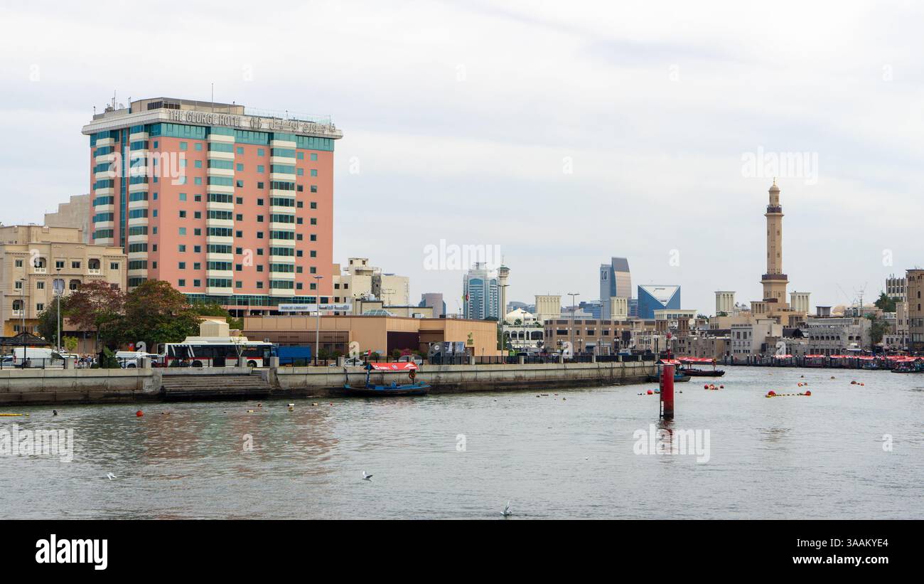 Bâtiments sur Dubai Creek, district de Deira, Émirats arabes Unis. Banque D'Images