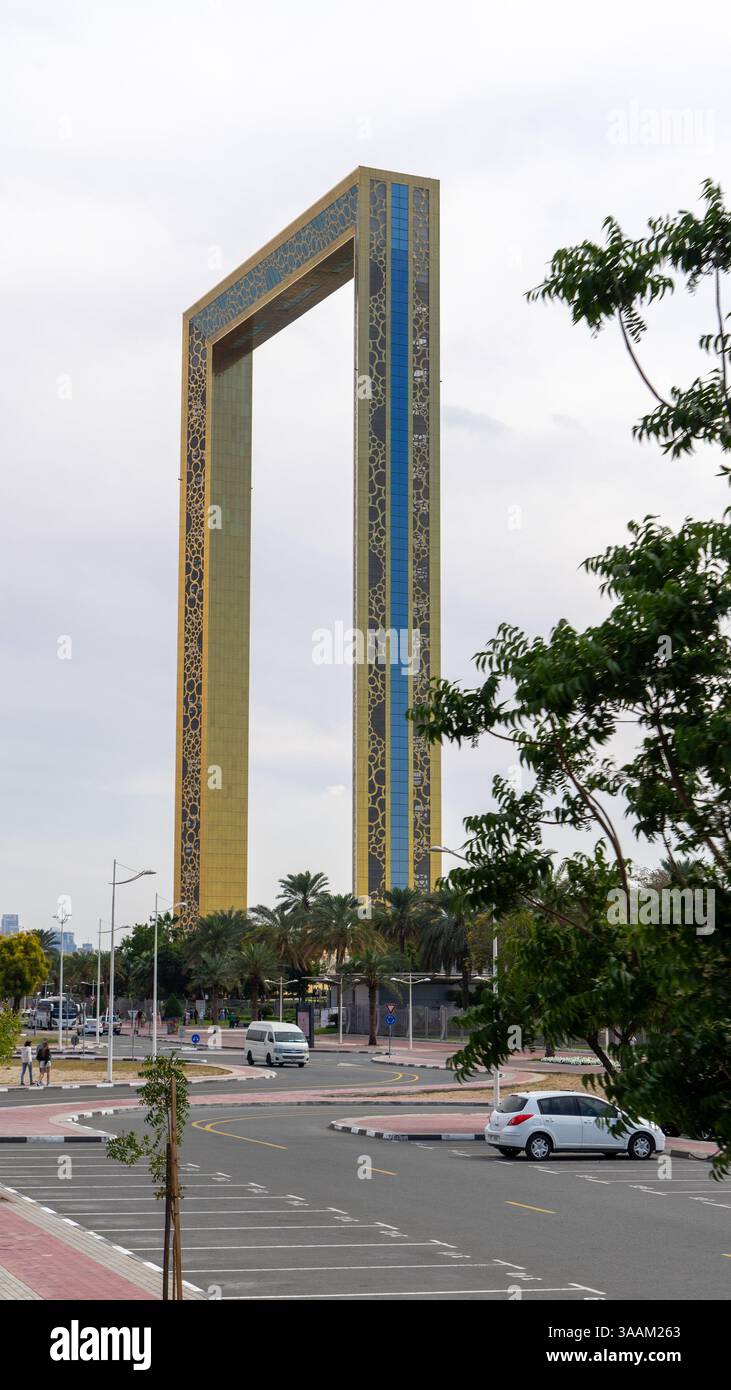 Dubai Frame est un observatoire, musée et monument situé dans le parc Zabeel, Dubaï, Émirats arabes Unis. Image verticale. Banque D'Images