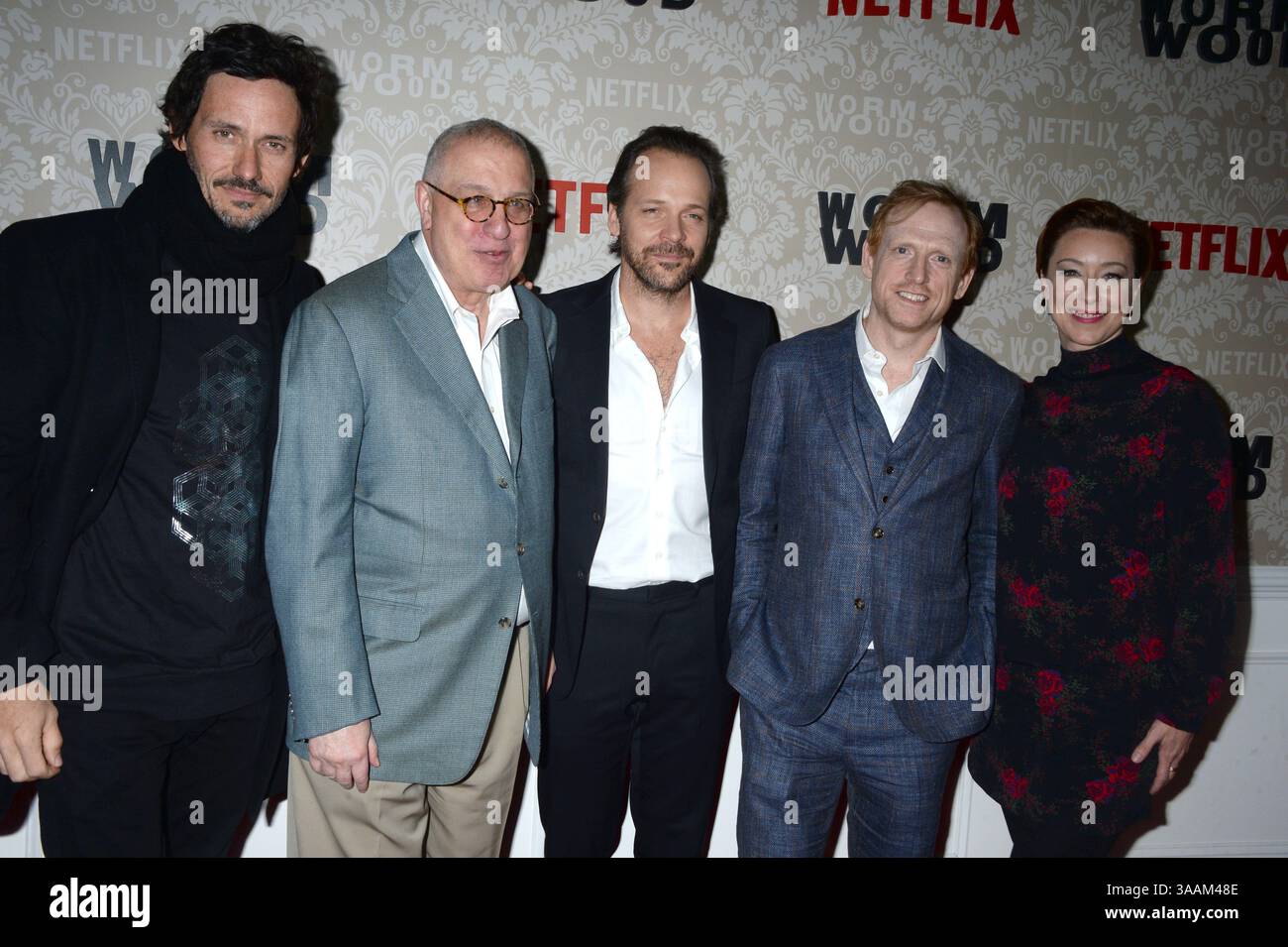 NEW YORK, NY - 12 DÉCEMBRE : Christian Camargo, Errol Morris, Peter Sarsgaard, Scott Shepherd et Molly Parker assistent à la première de 'Wormwood' New York le 12 décembre 2017 à New York. ..personnes : Christian Camargo, Errol Morris, Peter Sarsgaard, Scott Shepherd et Molly Parker (crédit image : © SMG via ZUMA Wire) Banque D'Images