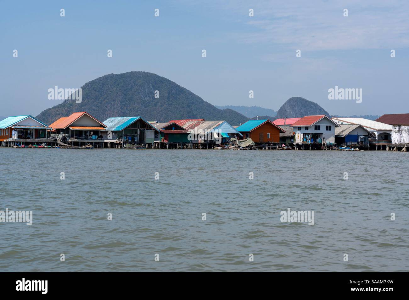 Maisons colorées à Ko Panyi ou Koh Panyee, village de pêcheurs dans le détroit de Malacca, province de Phang Nga, Thaïlande, remarquable pour avoir été construit sur pilotis par Ja Banque D'Images
