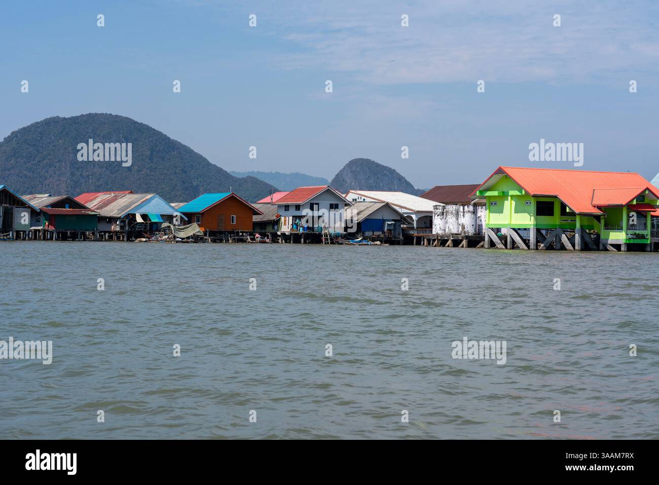 Maisons colorées à Ko Panyi ou Koh Panyee, village de pêcheurs dans le détroit de Malacca, province de Phang Nga, Thaïlande, remarquable pour avoir été construit sur pilotis par Ja Banque D'Images