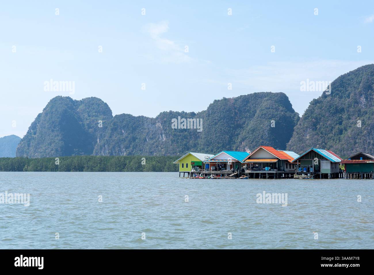 Maisons colorées à Ko Panyi ou Koh Panyee, village de pêcheurs dans le détroit de Malacca, province de Phang Nga, Thaïlande, remarquable pour avoir été construit sur pilotis par Ja Banque D'Images
