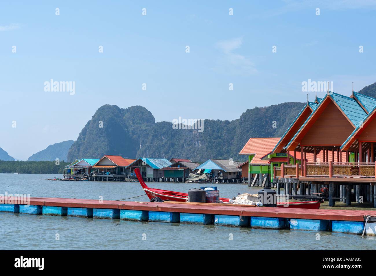 Jetée et maisons colorées à Ko Panyi ou Koh Panyee, village de pêcheurs dans le détroit de Malacca, province de Phang Nga, Thaïlande, remarquable pour avoir été construit sur sti Banque D'Images