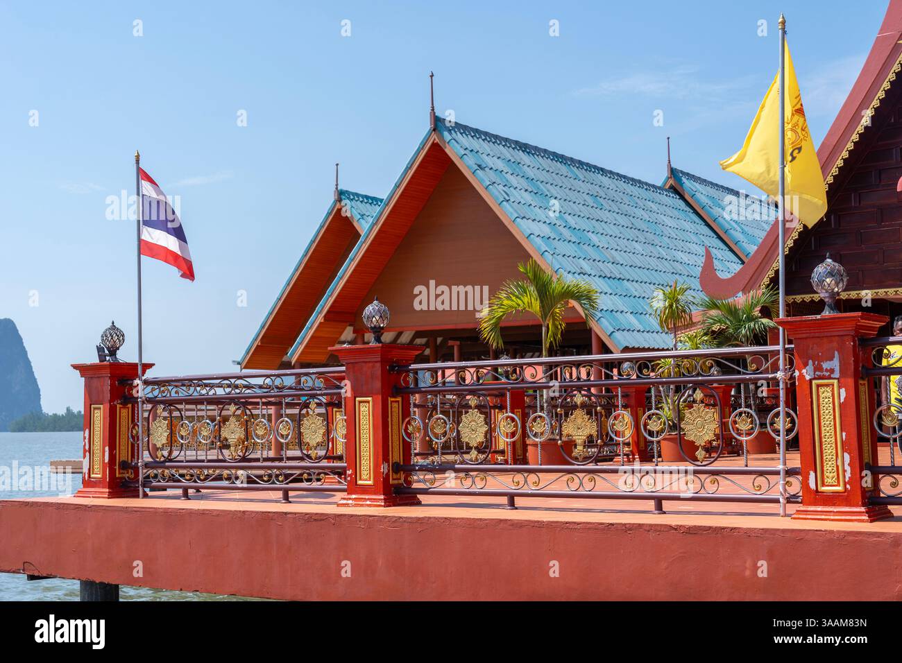 Maisons colorées à Ko Panyi ou Koh Panyee, village de pêcheurs dans le détroit de Malacca, province de Phang Nga, Thaïlande, remarquable pour avoir été construit sur pilotis par Ja Banque D'Images