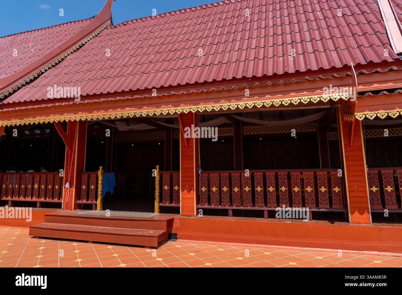 Restaurant sur l'eau à Ko Panyi ou Koh Panyee, village de pêcheurs dans le détroit de Malacca, province de Phang Nga, Thaïlande, remarquable pour être construit sur St Banque D'Images