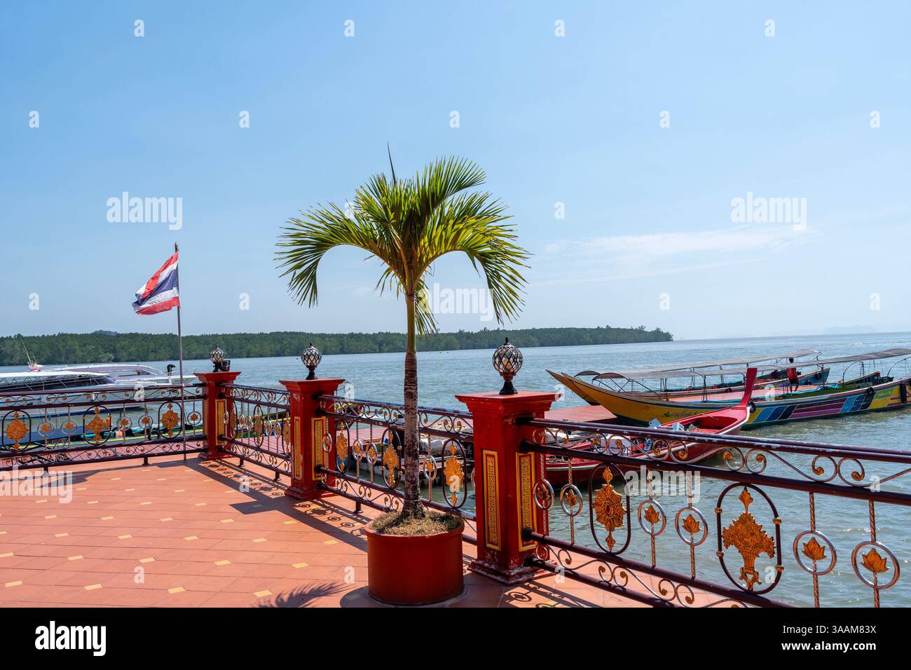 Jetée à Ko Panyi ou Koh Panyee, village de pêcheurs dans le détroit de Malacca, province de Phang Nga, Thaïlande, remarquable pour avoir été construit sur pilotis par des poissons javanais Banque D'Images