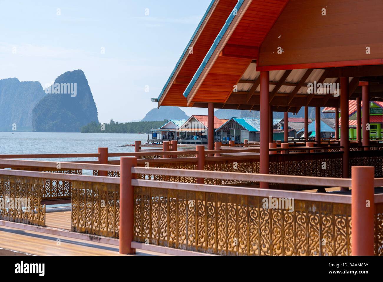 Maisons colorées à Ko Panyi ou Koh Panyee, village de pêcheurs dans le détroit de Malacca, province de Phang Nga, Thaïlande, remarquable pour avoir été construit sur pilotis par Ja Banque D'Images