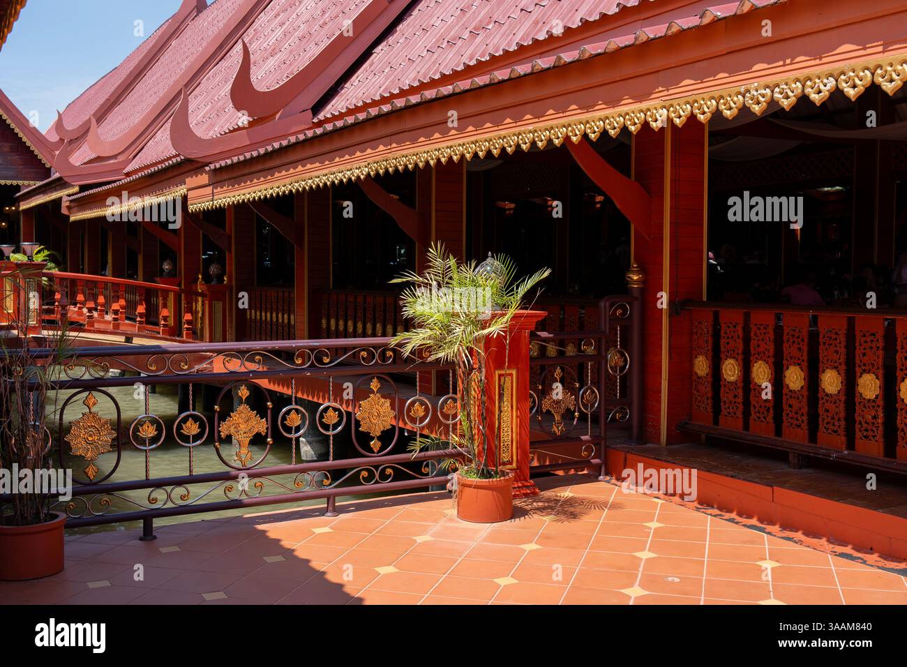 Restaurant sur l'eau à Ko Panyi ou Koh Panyee, village de pêcheurs dans le détroit de Malacca, province de Phang Nga, Thaïlande, remarquable pour être construit sur St Banque D'Images