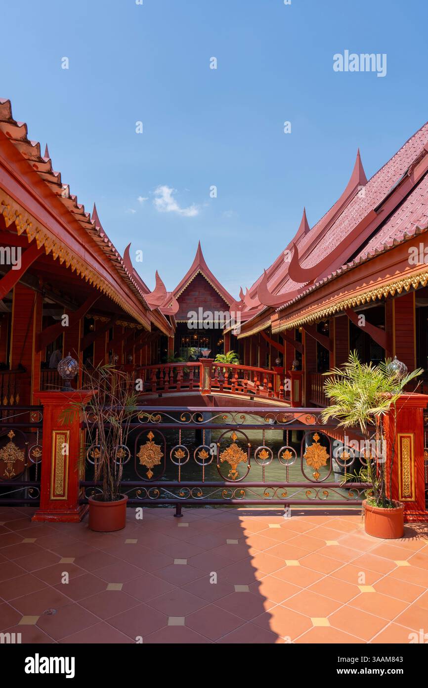 Restaurant sur l'eau à Ko Panyi ou Koh Panyee, village de pêcheurs dans le détroit de Malacca, province de Phang Nga, Thaïlande, remarquable pour être construit sur St Banque D'Images