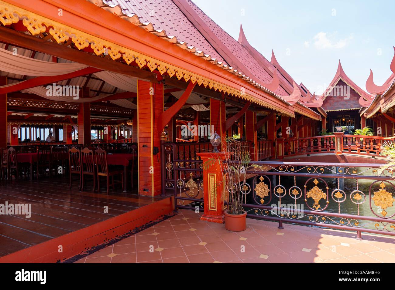 Restaurant sur l'eau à Ko Panyi ou Koh Panyee, village de pêcheurs dans le détroit de Malacca, province de Phang Nga, Thaïlande, remarquable pour être construit sur St Banque D'Images