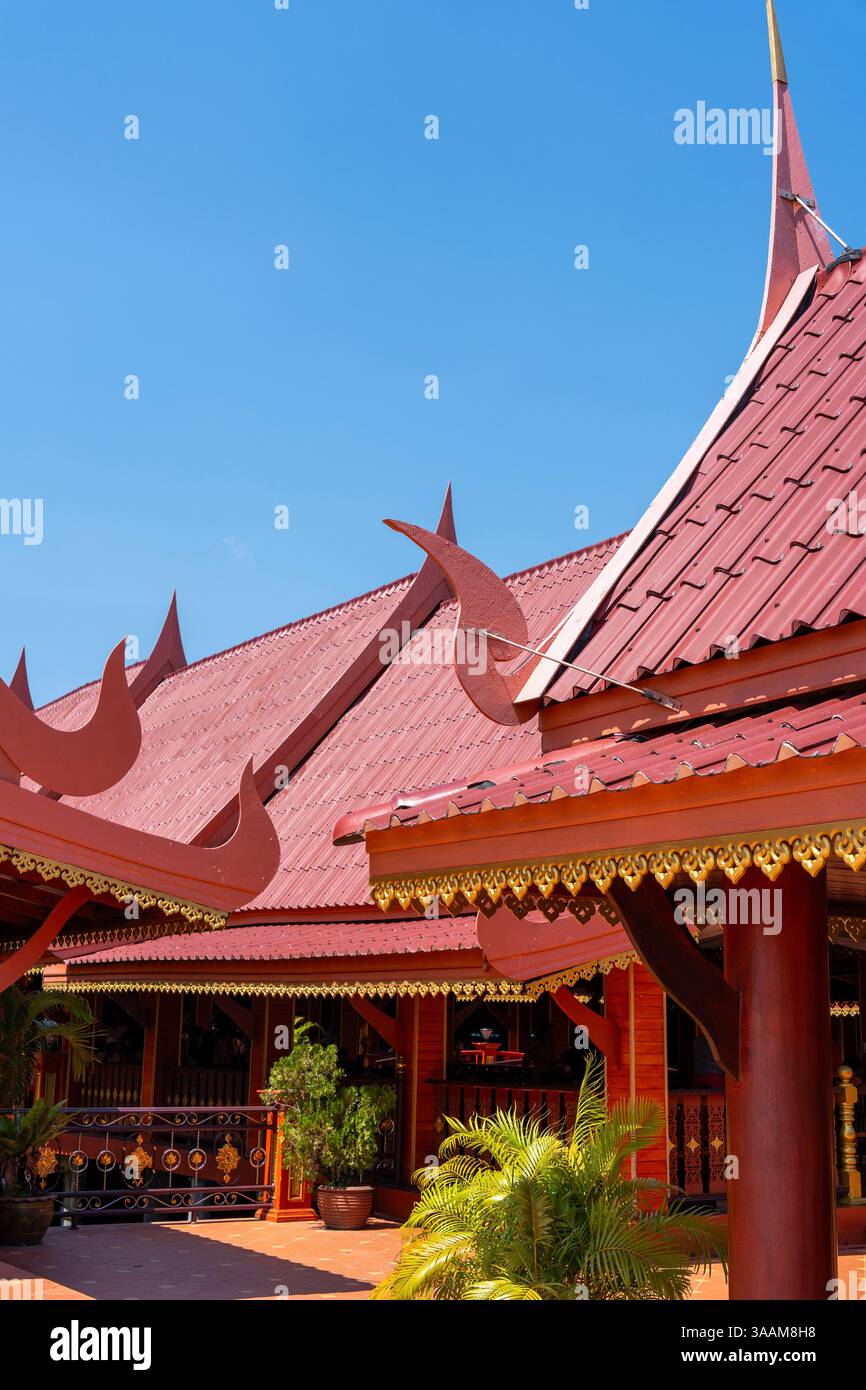 Restaurant sur l'eau à Ko Panyi ou Koh Panyee, village de pêcheurs dans le détroit de Malacca, province de Phang Nga, Thaïlande, remarquable pour être construit sur St Banque D'Images