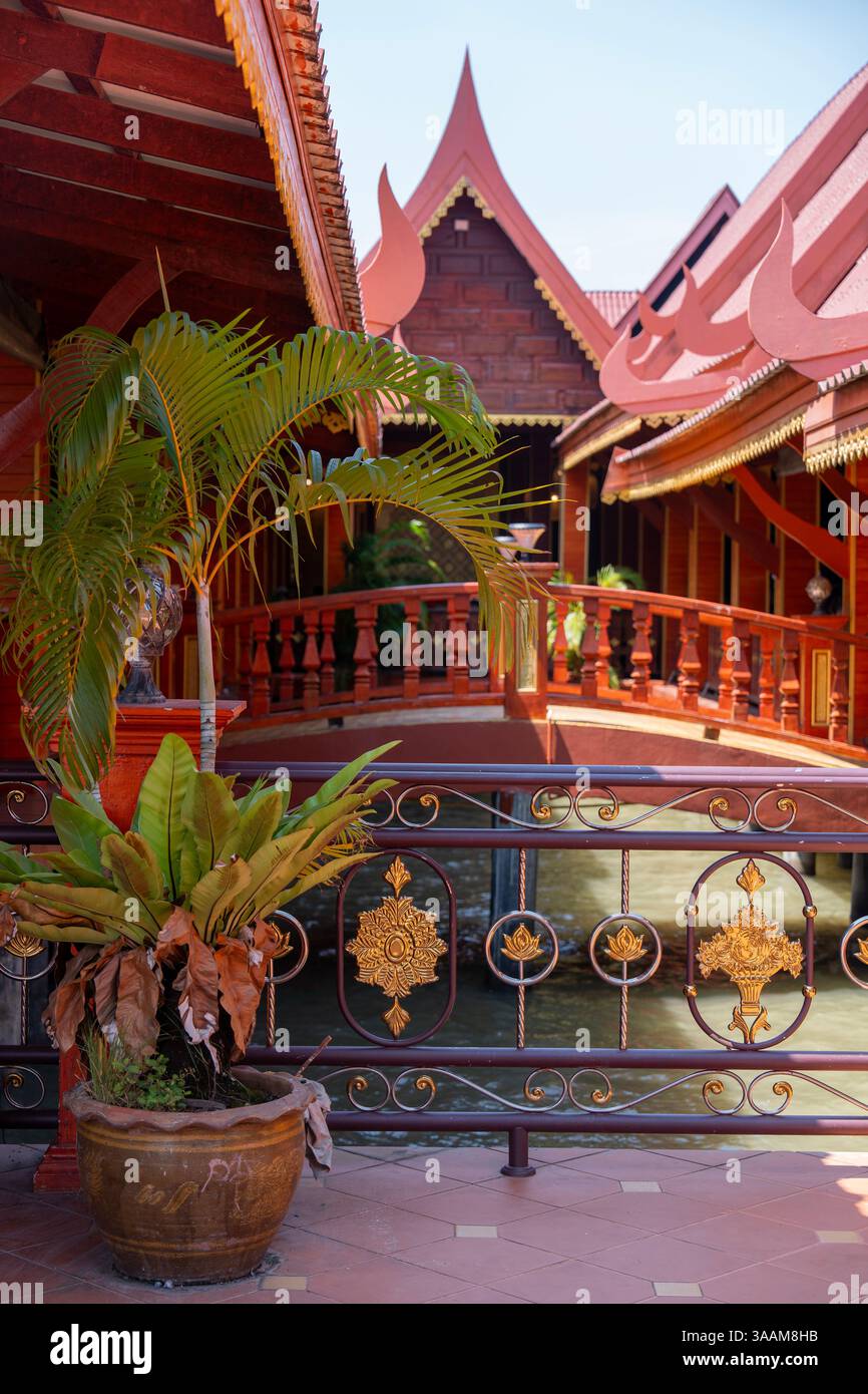 Restaurant sur l'eau à Ko Panyi ou Koh Panyee, village de pêcheurs dans le détroit de Malacca, province de Phang Nga, Thaïlande, remarquable pour être construit sur St Banque D'Images
