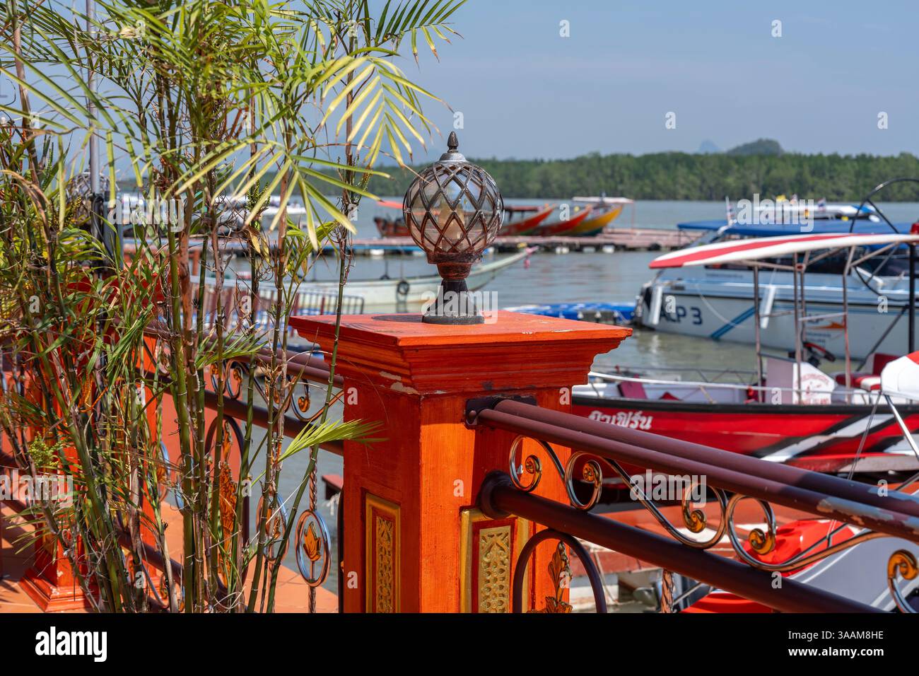 Jetée à Ko Panyi ou Koh Panyee, village de pêcheurs dans le détroit de Malacca, province de Phang Nga, Thaïlande, remarquable pour avoir été construit sur pilotis par des poissons javanais Banque D'Images