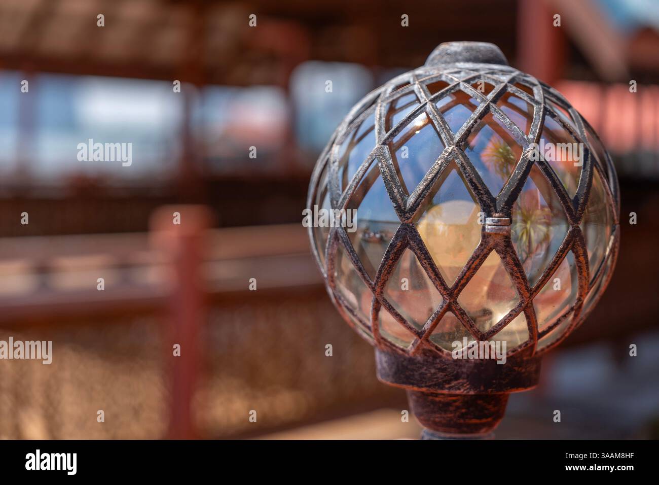 Lampe décorative en forme de boule à Ko Panyi ou Koh Panyee, village de pêcheurs dans le détroit de Malacca, province de Phang Nga, Thaïlande, remarquable pour être buil Banque D'Images