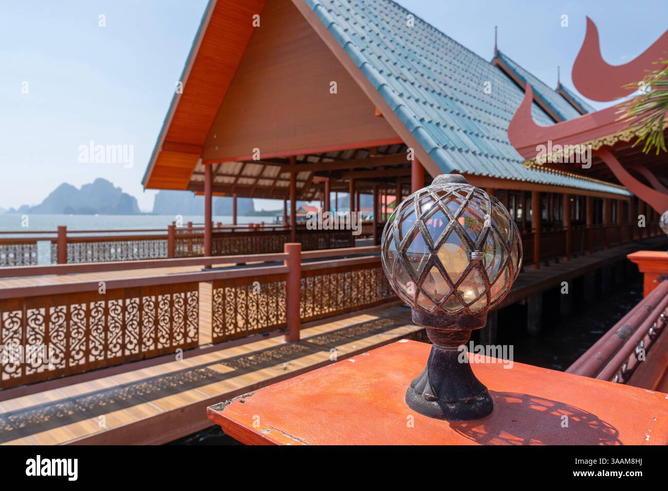 Restaurant sur l'eau à Ko Panyi ou Koh Panyee, village de pêcheurs dans le détroit de Malacca, province de Phang Nga, Thaïlande, remarquable pour être construit sur St Banque D'Images