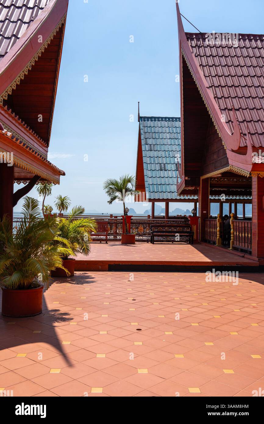 Restaurant sur l'eau à Ko Panyi ou Koh Panyee, village de pêcheurs dans le détroit de Malacca, province de Phang Nga, Thaïlande, remarquable pour être construit sur St Banque D'Images