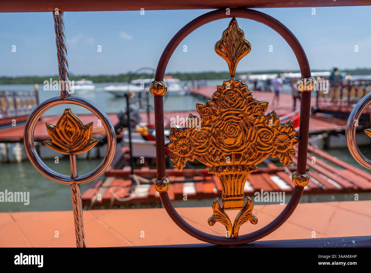 Clôture décorative et jetée à Ko Panyi ou Koh Panyee, village de pêcheurs dans le détroit de Malacca, province de Phang Nga, Thaïlande, remarquable pour avoir été construit dessus Banque D'Images