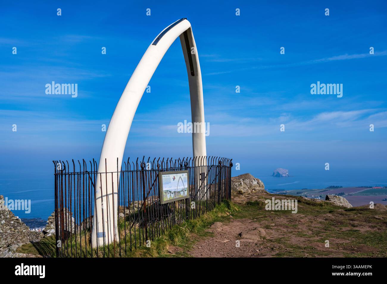 Réplique de baleines au sommet de North Berwick Law, avec Bass Rock au loin, situé à North Berwick dans East Lothian, Écosse, Royaume-Uni Banque D'Images