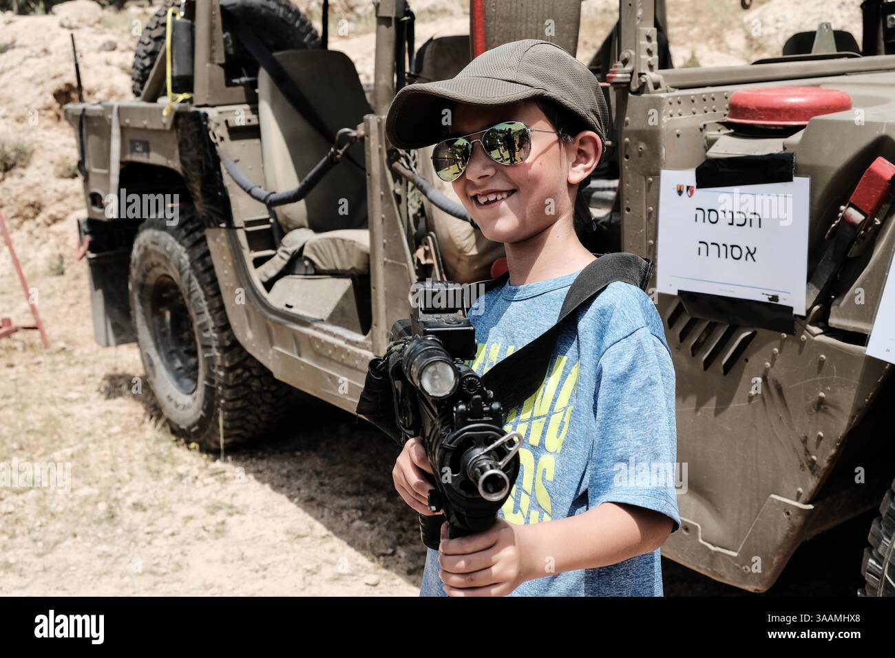 19 avril 2018 - Maale Adumim, Israël - des familles israéliennes font l'expérience d'armes et d'équipements militaires lors des célébrations marquant le 70e jour de l'indépendance d'Israël lors d'une exposition de Tsahal près de Maale Adumim. (Crédit image : © Nir Alon via ZUMA Wire) Banque D'Images