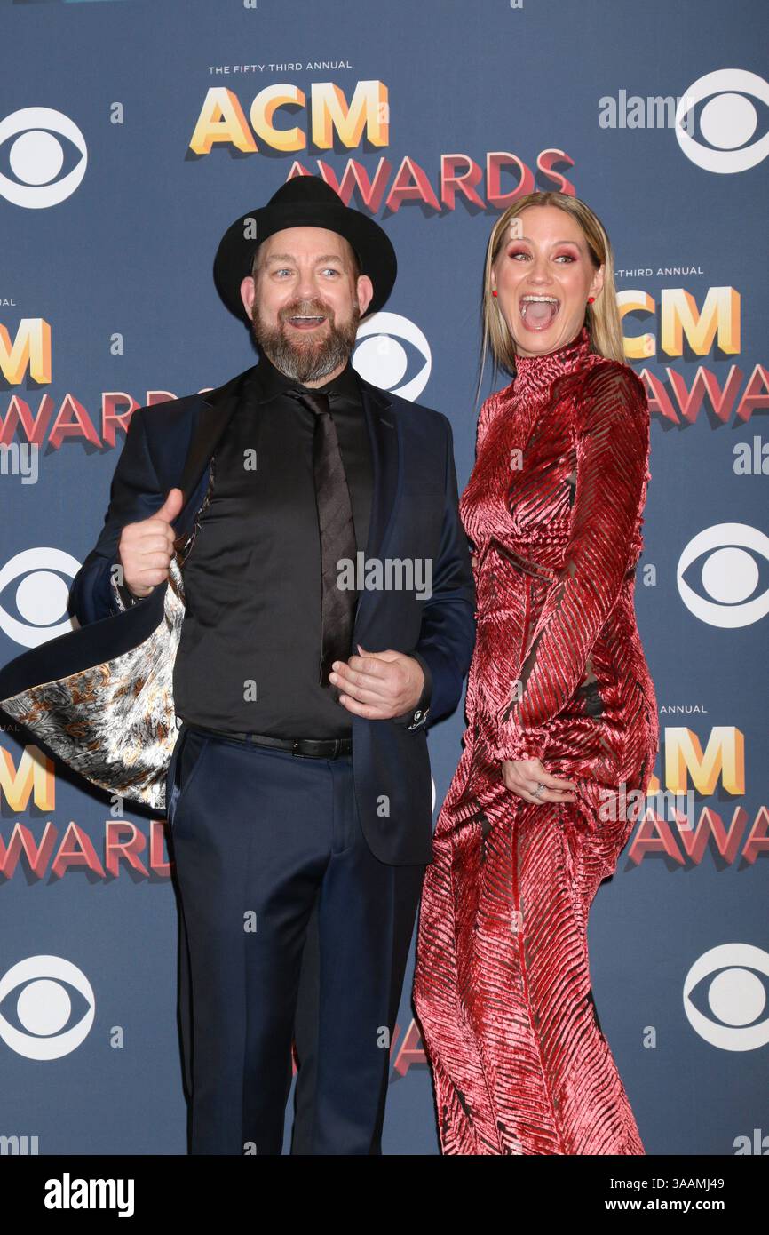 15 avril 2018 - Las Vegas, NV, États-Unis - LAS VEGAS - 15 avril : Kristian Bush, Jennifer Nettles, Sugarland aux Academy of Country Music Awards 2018 au MGM Grand Garden Arena le 15 avril 2018 à Las Vegas, NV (crédit image : © Kathy Hutchins via ZUMA Wire) Banque D'Images