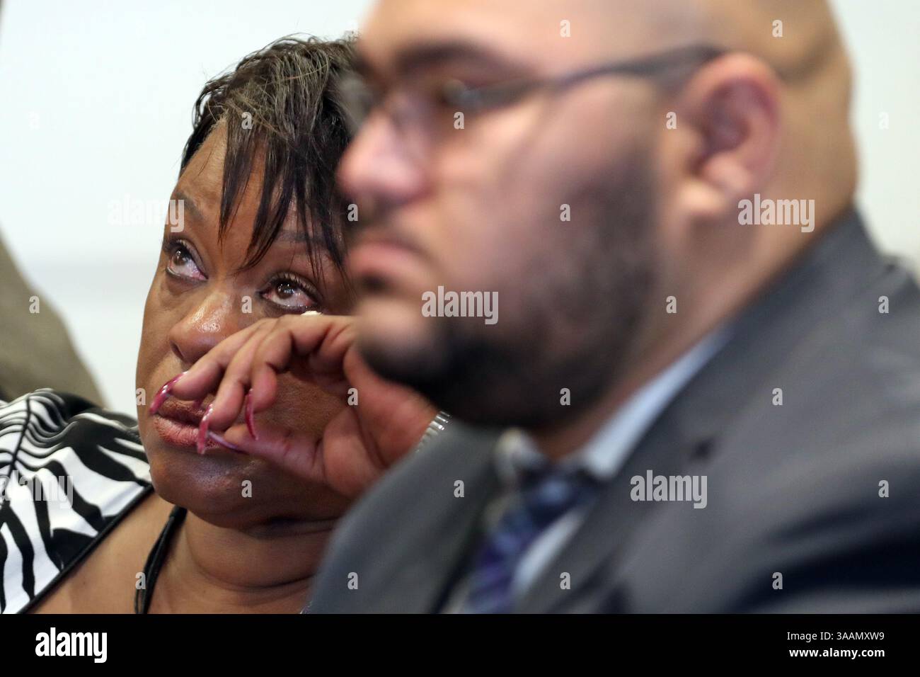 11 mai 2018 - ft. Lauderdale, FL, États-Unis - Terry Ann Johnson, une directrice de NEXUS qui sera ''gardienne'' de Cruzv, crie alors que la juge Melinda Brown accorde à Zachary Cruz la permission de déménager en Virginie pour participer au programme NEXUS. Cela lors de son audience au palais de justice du comté de Broward, à Fort Lauderdale, le vendredi 11 mai 2018. (Crédit image : © Amy Beth Bennett/TNS via ZUMA Wire) Banque D'Images