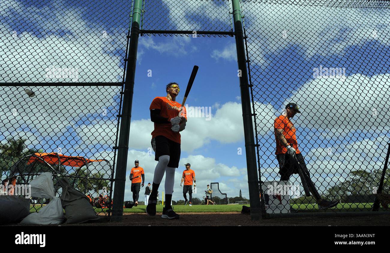 17 février 2018 - Sarasota, FL, États-Unis - Manny Machado, infidieur des Orioles de Baltimore, après avoir terminé une ronde de frappe sur l'un des terrains arrière lors de l'entraînement de printemps le 21 février 2018, à Sarasota, Floride (crédit image : © Lloyd Fox/TNS via ZUMA Wire) Banque D'Images