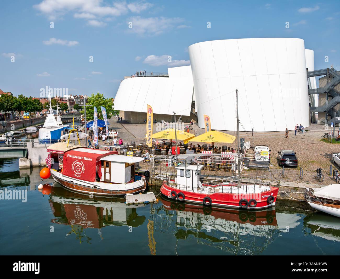 Bateau de pêche vendant du poisson frais amarré dans le canal de Fährkanal avec coin salon au bord du quai près de Ozeaneum à Stralsund, Mecklembourg-Poméranie occidentale, Allemagne Banque D'Images