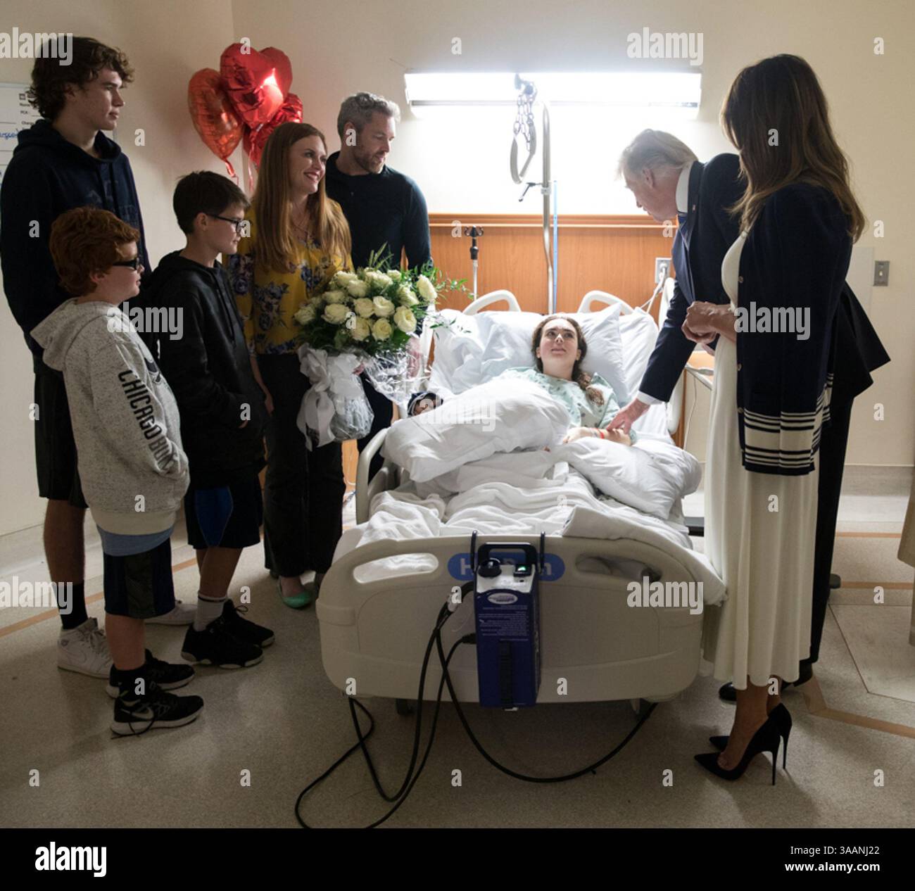 24 février 2018 - Deerfield Beach, Floride, États-Unis d'Amérique - le président Donald J. Trump et la première dame Melania Trump visitent Madeline Ã'MaddyÃ, étudiante de l'école secondaire Marjory Stoneman Douglas, Wilford, 18 ans, et sa famille, qui se remet de blessures par balle au Broward Health North Medical Center, vendredi soir, 16 février 2018, à Deerfield Beach, Fla...People : le président Donald J. Trump et la première dame Melania Trump. (Crédit image : © Storms Media Group/SMG via ZUMA Wire) Banque D'Images